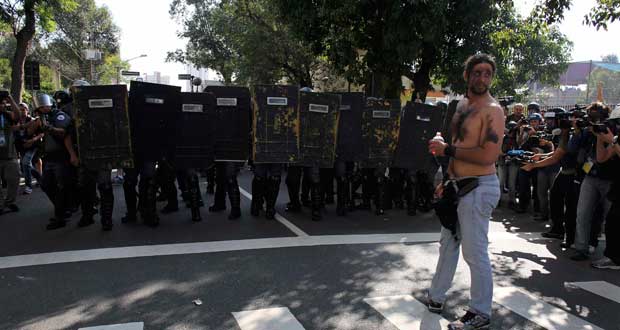 La police brésilienne disperse un petit groupe d'anti-Mondial