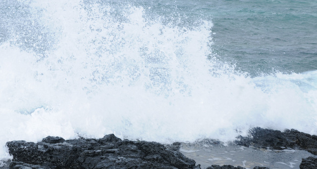 Des vagues de plus en plus fortes frappent les côtes sud et ouest