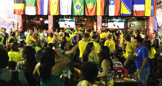 Le Brésil qualifié : Des scènes de liesse populaire