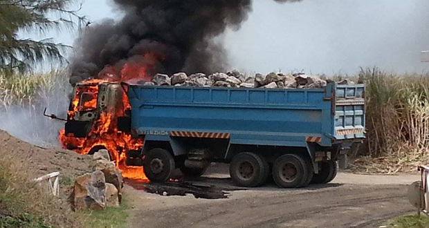 A Fond-du-Sac: un camion transportant des rochers prend feu