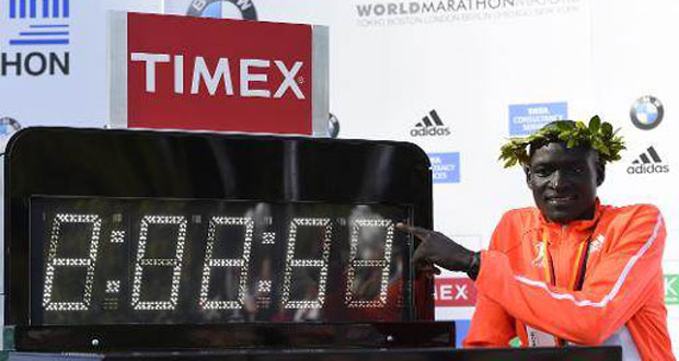 Marathon: le Kenyan Dennis Kimetto bat le record du monde