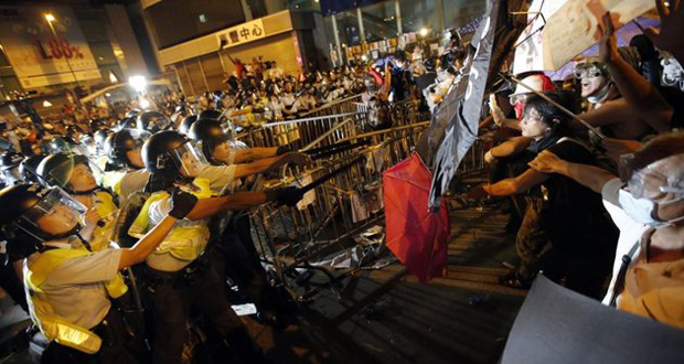 Heurts violents dans le quartier de Mong Kok à Hong Kong