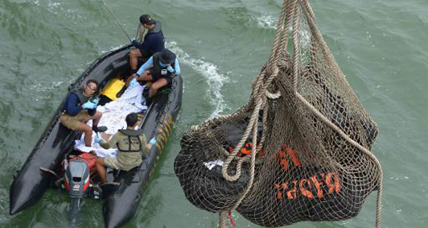 AirAsia: deux "grandes parties" de l'avion retrouvées en mer de Java