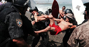 Pérou: surfeurs contre autoroute à Lima