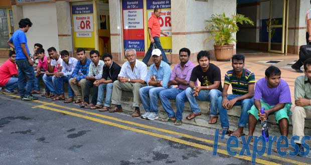 Après deux jours de grève: des ouvriers bangladais manifestent devant la Victoria House