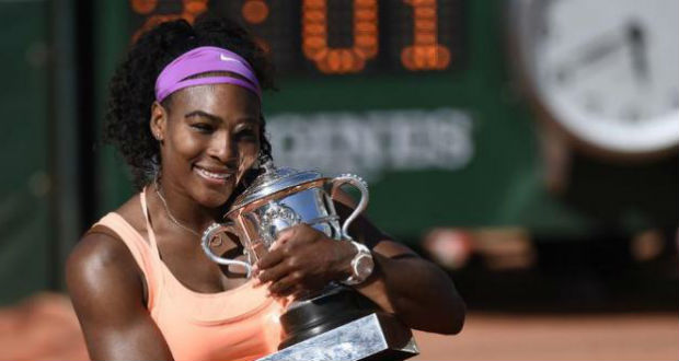 Roland-Garros: Serena Williams fond sur le record de Steffi Graf