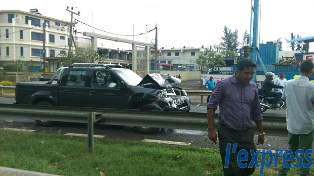 Collision entre trois véhicules à Riche-Terre: un motocycliste grièvement blessé