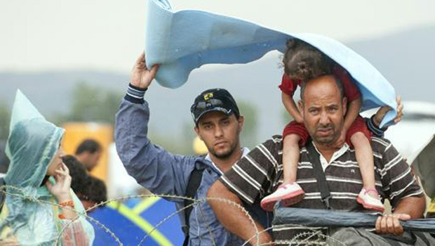 Les migrants affluent à la frontière gréco-macédonienne où le passage est filtré