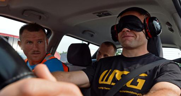 Pologne: conduire une voiture sans voir ni entendre ? C'est possible!