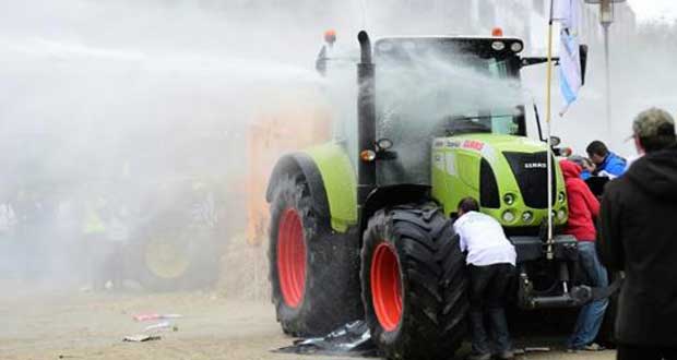 Bruxelles propose 500 millions d'euros d'aide aux agriculteurs, mais sans convaincre
