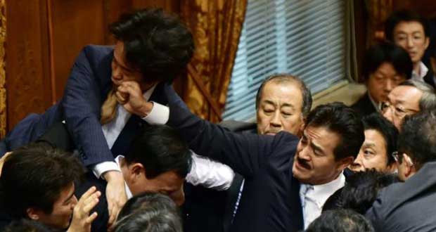 Japon: échauffourées entre sénateurs, les lois de défense adoptées