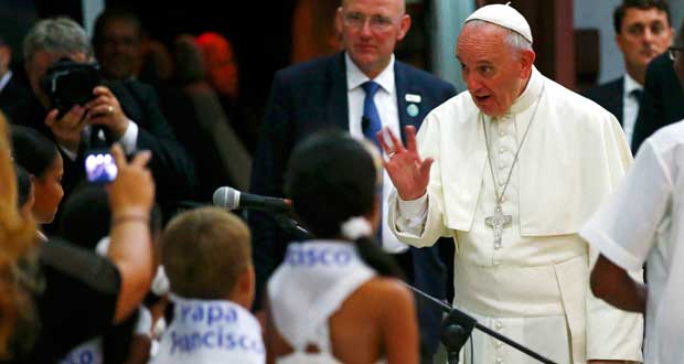 De Cuba, le pape François arrive aux Etats-Unis entouré d'espoirs et de soupçons