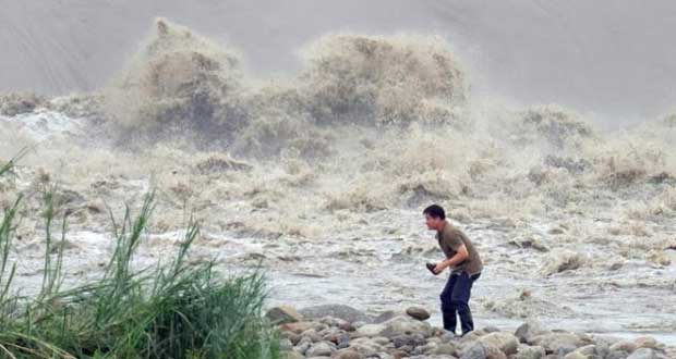 Taïwan: le "super-typhon" Dujuan fait deux morts et plus de 300 blessés