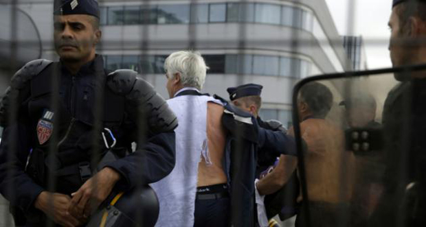 Air France: cinq salariés en garde à vue une semaine après les violences