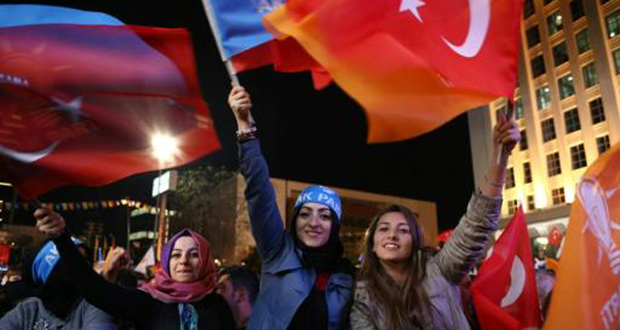 En Turquie, joie et angoisse après la victoire du parti d'Erdogan aux législatives