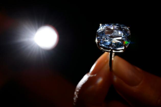 Enchères : le diamant «Blue Moon» adjugé à Genève a battu tous ls records