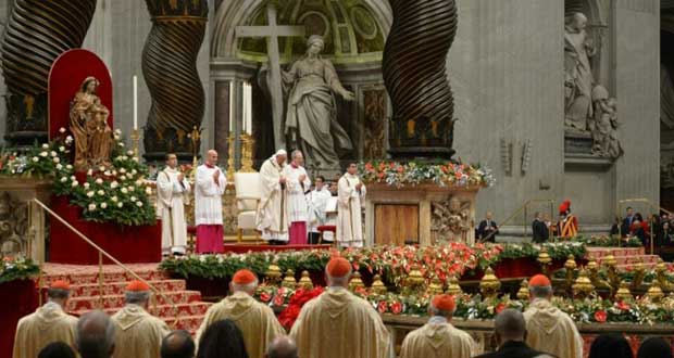 Le pape célèbre Noël à Saint-Pierre sur fond de tensions terroristes et de violences