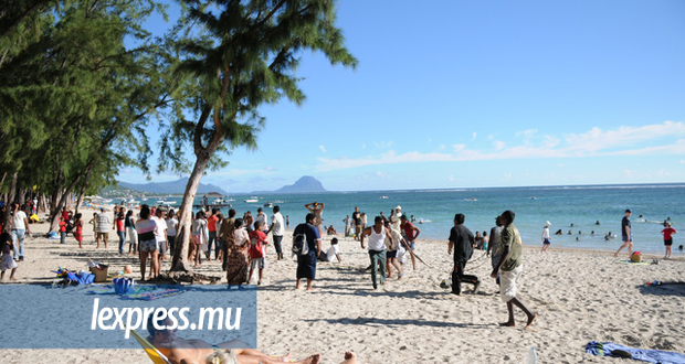 Flic-en-Flac : une touriste se fait dérober son sac alors qu’elle prenait un bain de soleil