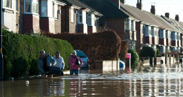 Inondations dans le nord anglais: Cameron annonce des renforts militaires
