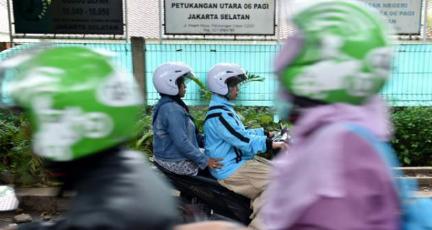 En Indonésie, les motos taxis pour femmes voilées ont le vent en poupe