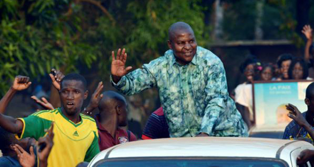 Présidentielle centrafricaine: l'outsider Touadéra confirme son avance, selon des résultats partiels
