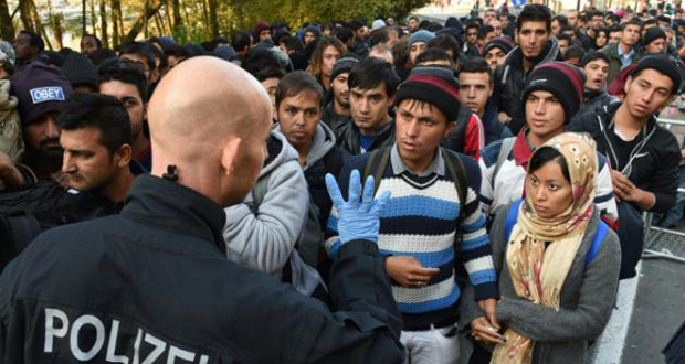 Allemagne: un élu mécontent envoie un car de réfugiés syriens chez Merkel