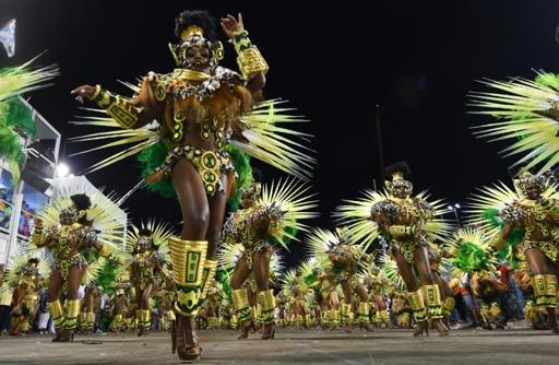 Carnaval de Rio: entre samba et répulsif à moustiques, les défilés ont commencé