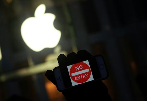 Bras de fer sur le cryptage: le patron d'Apple défend sa position face au FBI