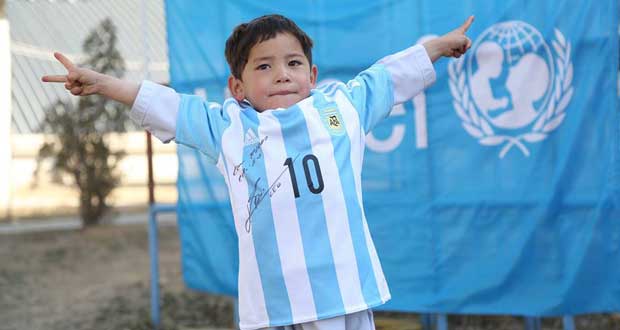 Le «petit Messi» afghan a reçu deux maillots dédicacés de son idole