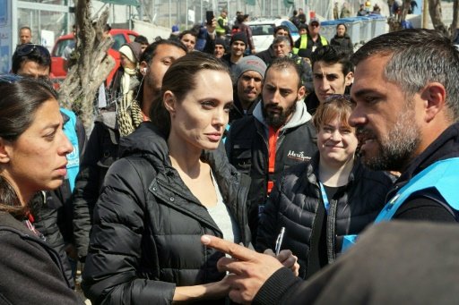 Angelina Jolie visite un centre d'enregistrement des migrants en Grèce