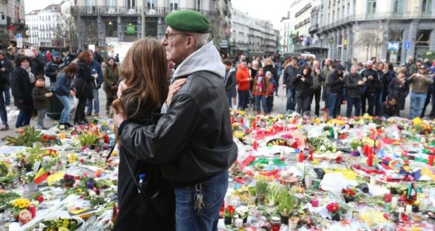 Attentats de Bruxelles: les hommages s’enchaînent et l’enquête progresse