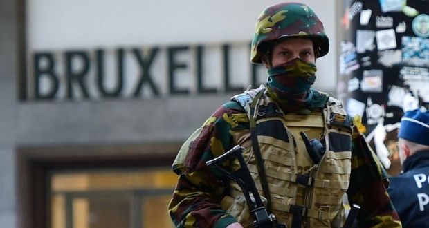 Une semaine après les attentats de Bruxelles, la traque continue, l’aéroport reste fermé