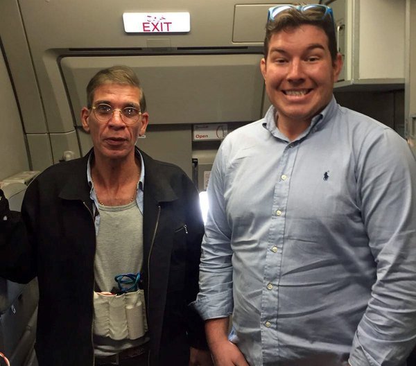 Un passager anglais pris en photo avec le pirate de l'air de l'avion égyptien