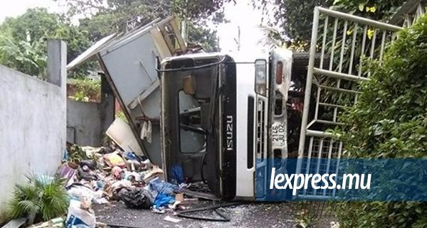 Un camion à ordures se renverse à Allée-Brillant: un mort et deux blessés