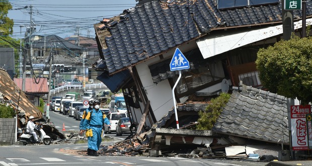Séismes au Japon: les secours ralentis par les dégâts