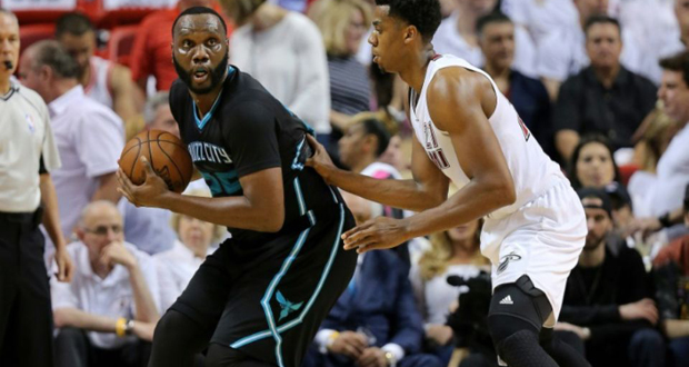 NBA: Charlotte bat Miami sur le fil en play-offs