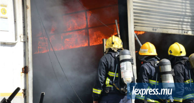 [Vidéo] Incendie à Pailles: des meubles appartenant à l’ambassade américaine détruits