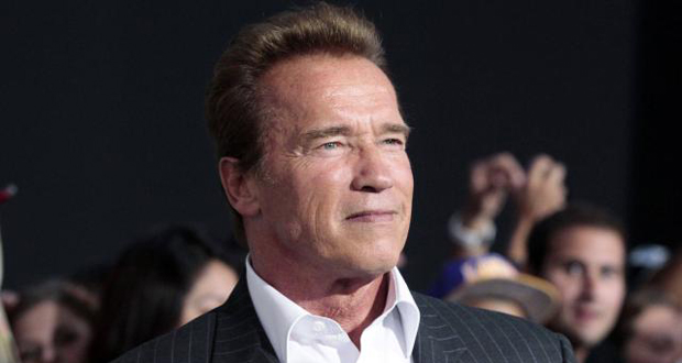 Action ! Un éléphant charge l'acteur Schwarzenegger