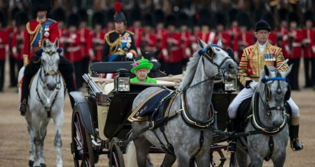 Royaume-Uni: défilé militaire et parade aérienne pour les 90 ans de la Reine 