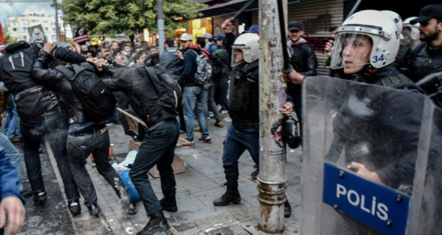 Istanbul: la police disperse avec du gaz lacrymogène des manifestants LGBT