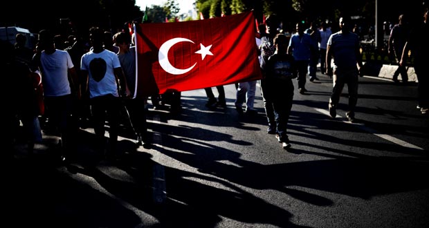 Turquie: après le putsch manqué, Erdogan bat le rappel et accuse son ennemi juré