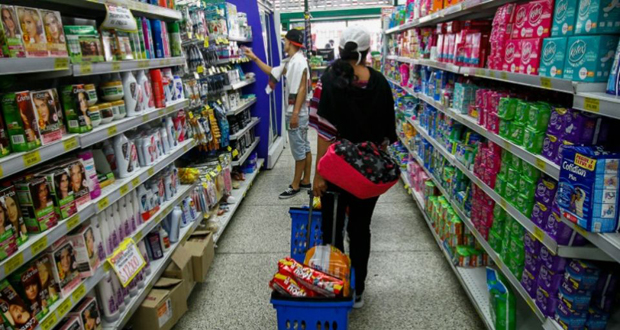 Des dizaines de milliers de Vénézuéliens entrent en Colombie pour faire leurs courses