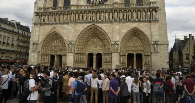 Prêtre égorgé: hommage à Notre-Dame, les enquêteurs remontent la piste du second jihadiste 