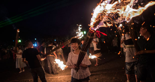 Chine: au Sichuan, l’ethnie Yi célèbre la Fête des Torches