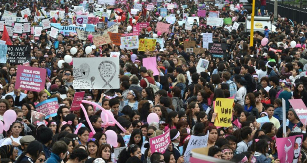 Pérou: 50 000 manifestants à Lima contre la violence machiste
