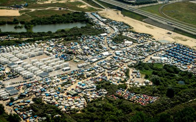 «Jungle» de Calais: la crise migratoire s'aguise