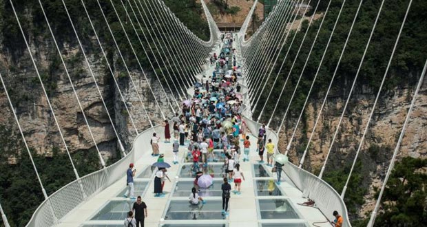 Chine: le pont en verre le plus long du monde ouvre au public