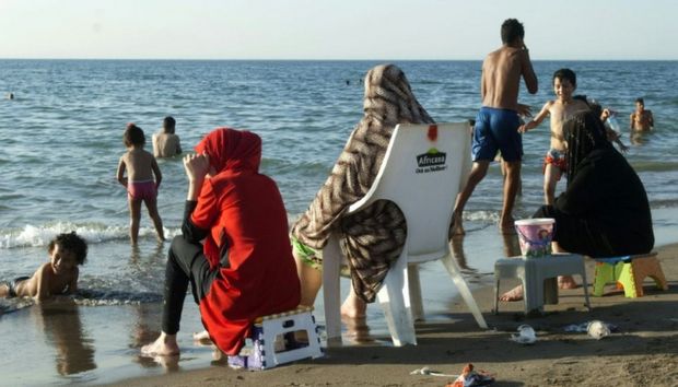 Le burkini ne fait guère de vagues en Afrique du nord 