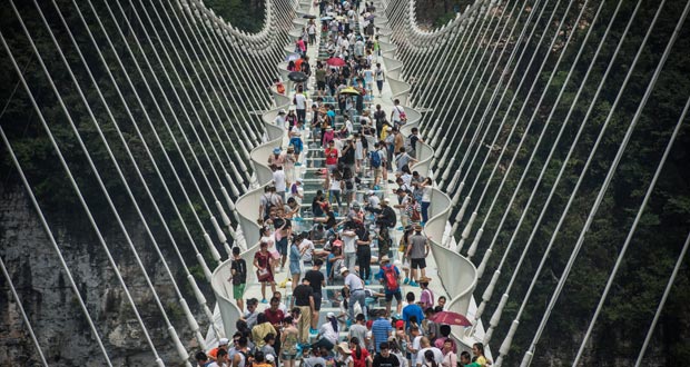 Chine: le pont en verre le plus long du monde fermé face à l'affluence