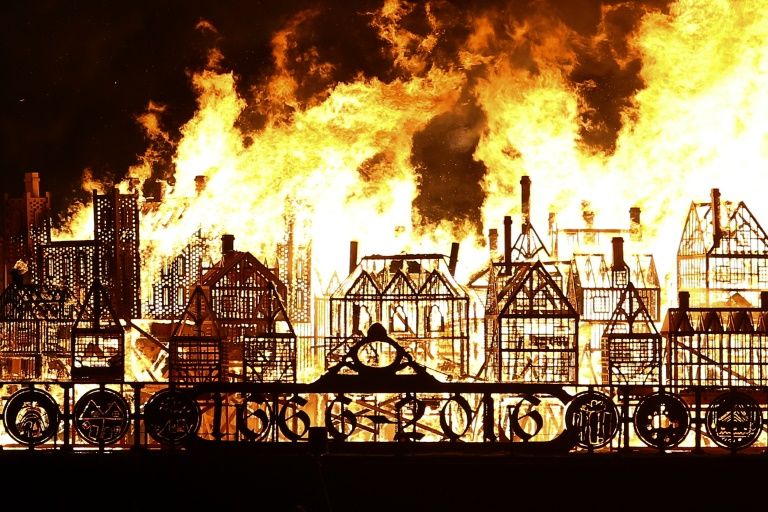 Une maquette géante du Londres de 1666 brûlée en souvenir du Grand incendie